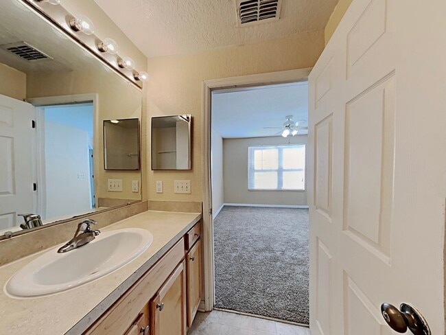 Building Photo - 5800 Lake Pointe Village Cir