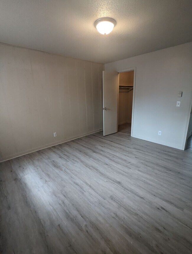 Building Photo - Upstairs 2 Bedroom Apartment