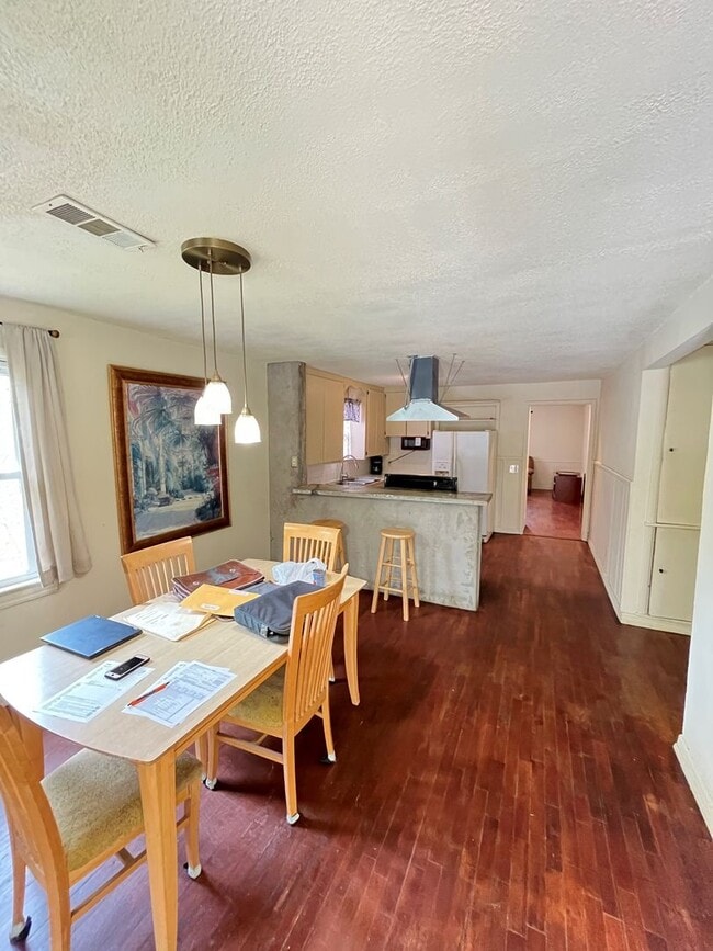 Building Photo - 3 bedroom 1 bath perfect for a minimalist!!  South FAY, 1m I-49 access