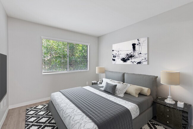 Building Photo - 810 Crenshaw