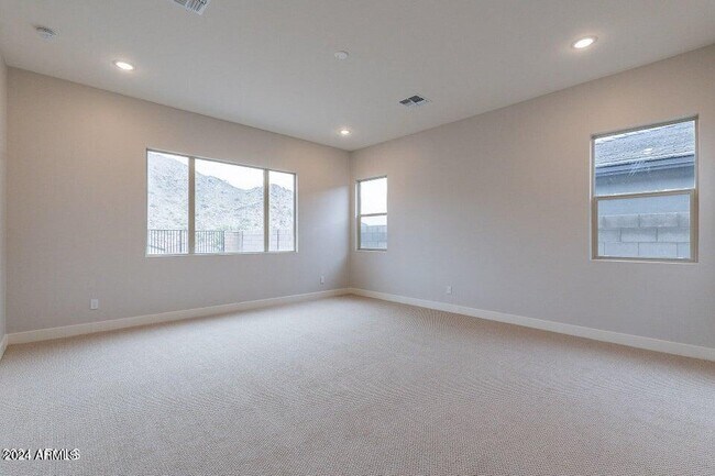 Building Photo - 21390 W Meadowbrook Ave