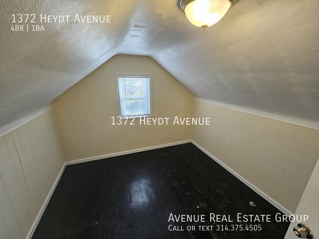 Building Photo - Charming 2-Bedroom Gem on Heydt Avenue wit...