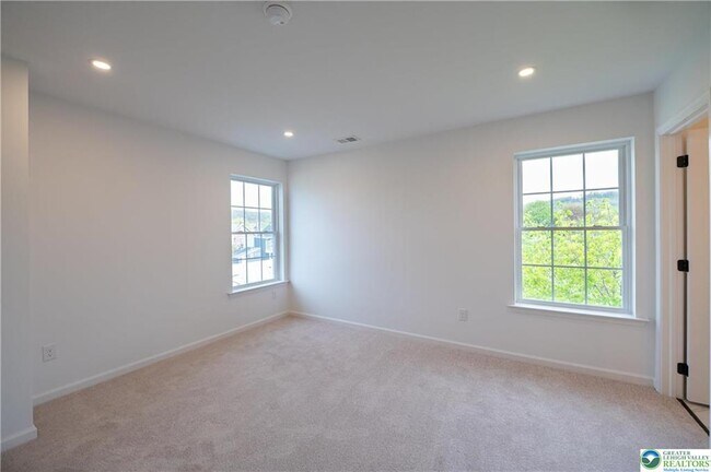 Building Photo - 560 Long St