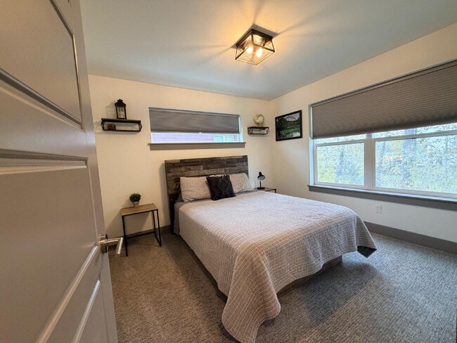 Building Photo - Gorgeous and Quiet 3 Bed 2.5 Bath Home in Railway Lofts & Cottages With Gallatin River Access!! M...