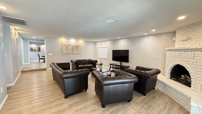 Building Photo - Furnished Ranch-Style Home with Casita – O...