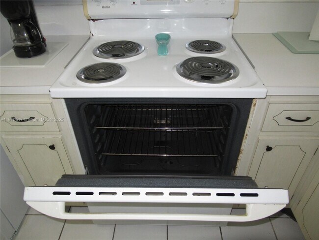 Building Photo - 581 Blue Heron Dr