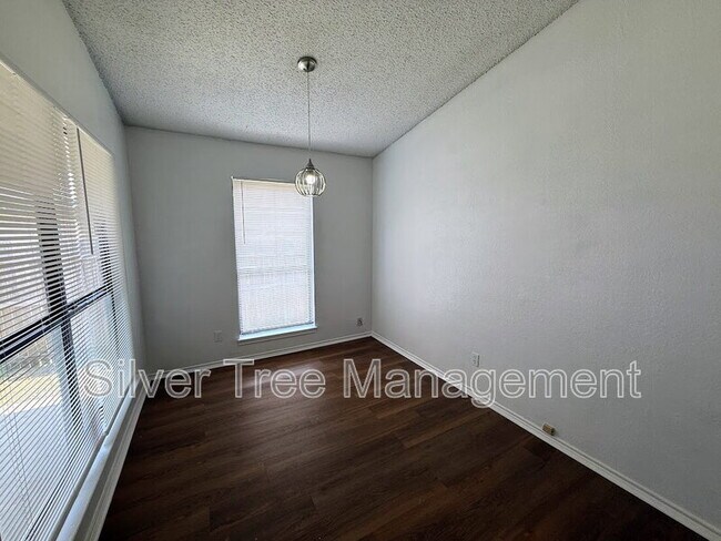 Building Photo - 6845 S Creek Dr