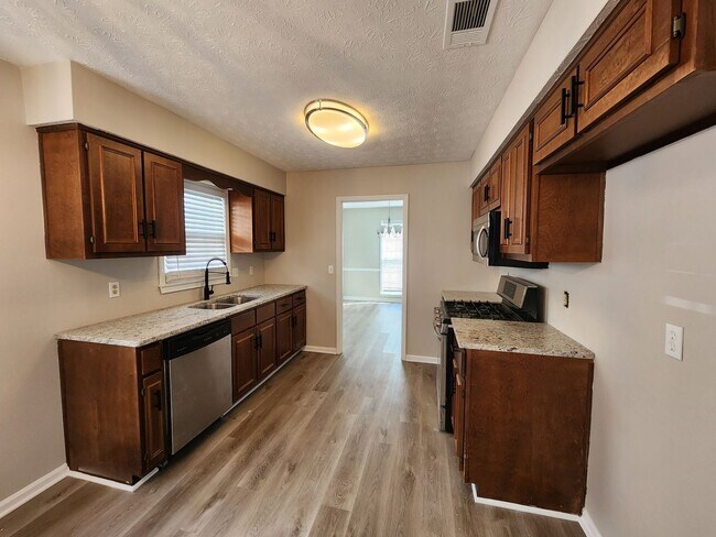 Building Photo - 4 Bedroom Large Backyard