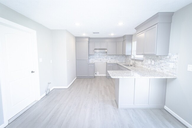 Building Photo - 627 West Dr
