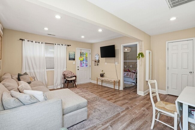 Building Photo - Beautiful Spacious 3-bedroom 2-Bath in Oakland!