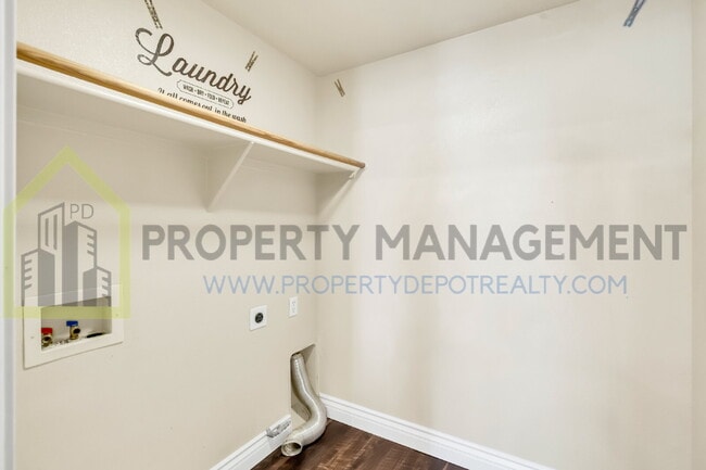 Building Photo - Spacious 2 (or 3!) Bed Condo in Gated Community