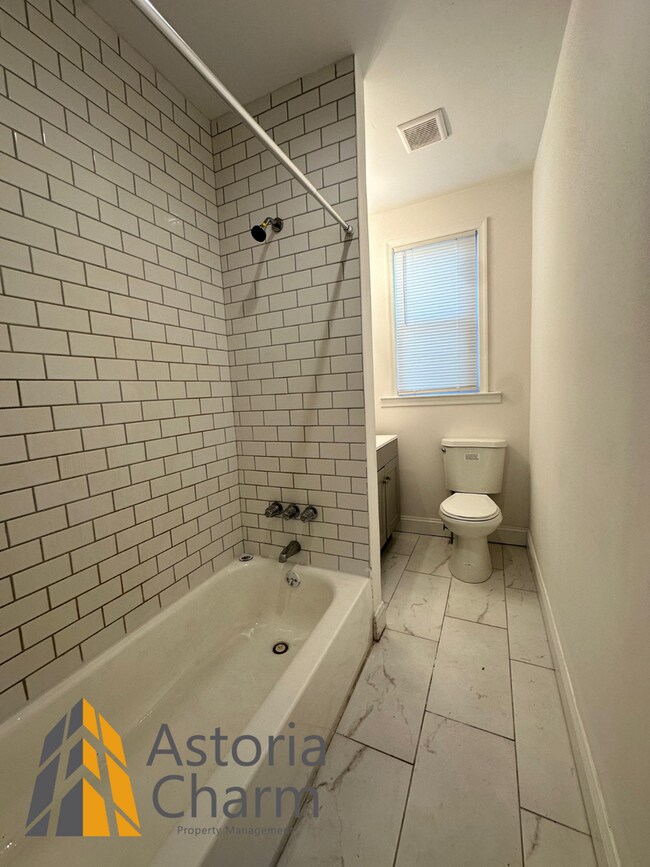 Building Photo - 3 Bedroom or 2 Bedroom with Den featuring Fenced Yard and Updated Kitchen