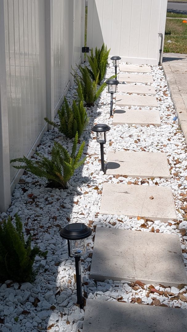 Building Photo - One bedroom one bath Adjacent apartment with private entrance.