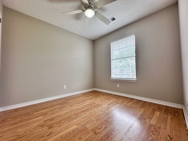 Building Photo - 197 Lola Cir