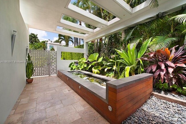 Building Photo - 405 E San Marino Dr