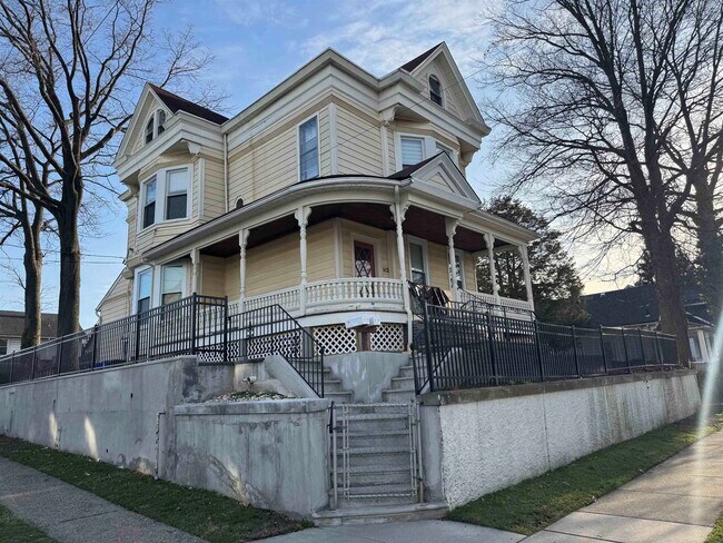 Building Photo - 143 W 2nd St