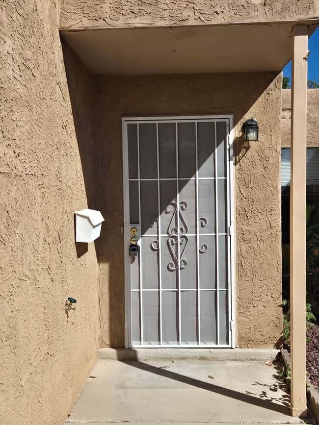 Building Photo - Two Bedroom Two Bathroom Two Car Garage in popular NE heights Neighborhood