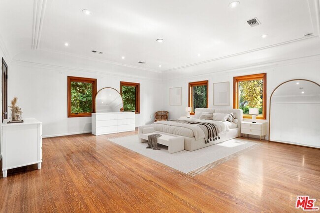 Building Photo - 11159 La Maida St