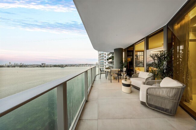 Building Photo - 700 NE 24th St