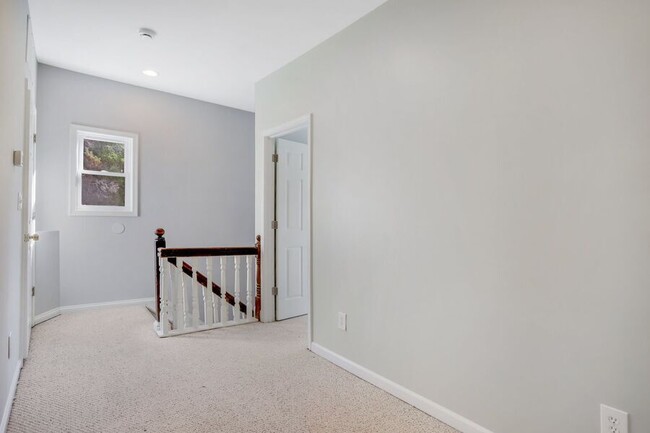 Building Photo - Amazing Anacostia 3 Bedroom with Parking I...