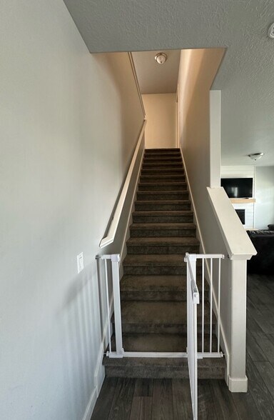 Building Photo - 2215 W Bluebird Dr