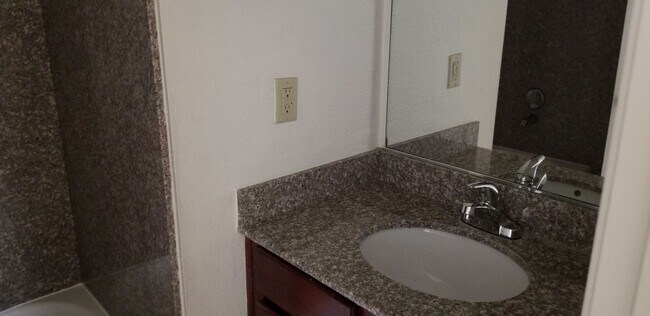 Building Photo - Beautiful 2 bedroom condo for Rent