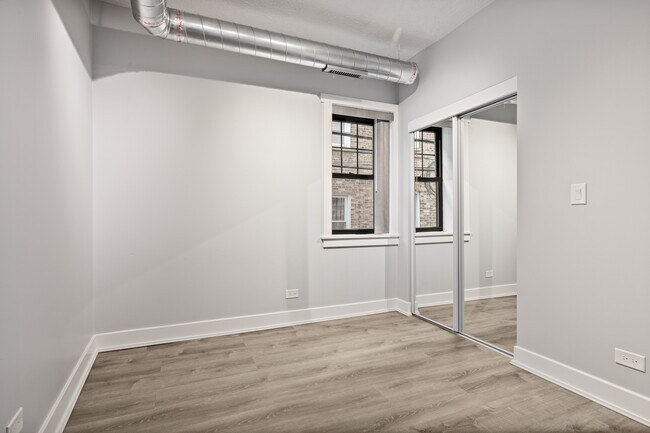 Building Photo - 7645 N Sheridan Rd