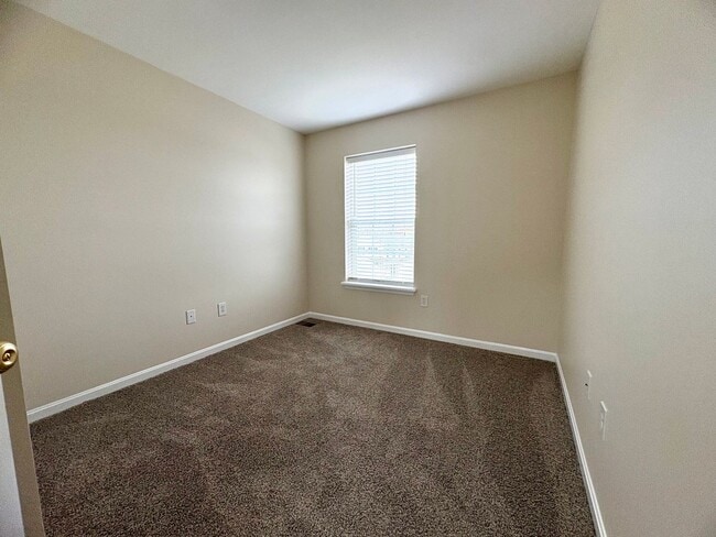 Building Photo - 3 Bedroom 2.5 Bathroom in York!