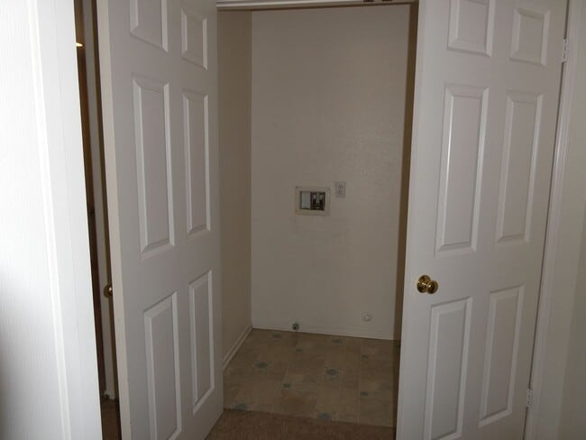 Building Photo - Autumn Glenn Large Two Story Home Near Sho...