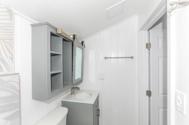 Building Photo - BK-1520