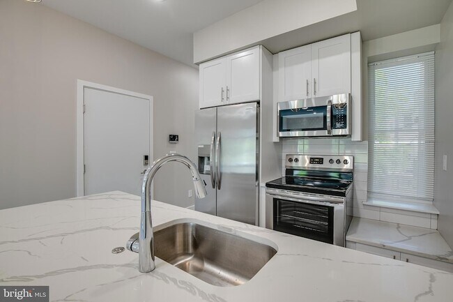 Building Photo - 2019 N College Ave