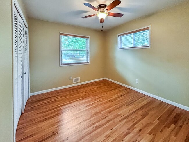 Building Photo - $0 DEPOSIT OPTION. CHARMING 3-BEDROOM HOME...