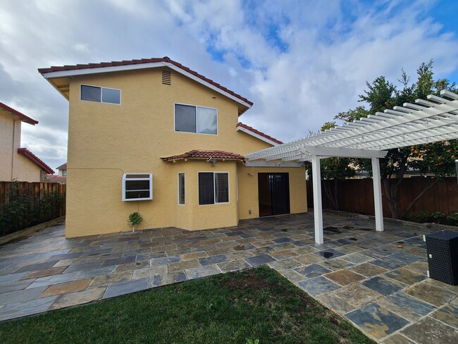 Building Photo - 3 bed / 3 bath two story single family hom...