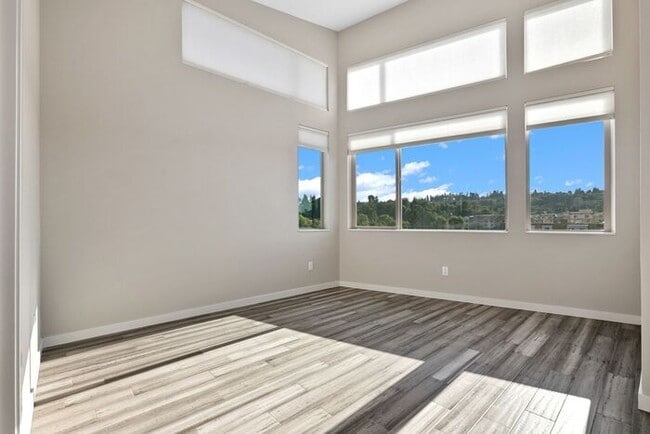 Building Photo - Elegant Mt. Baker End Unit Townhome with AIR CONDITIONING