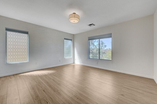 Building Photo - Stylish Tri-Level Home/Tandem Garage in Henderson