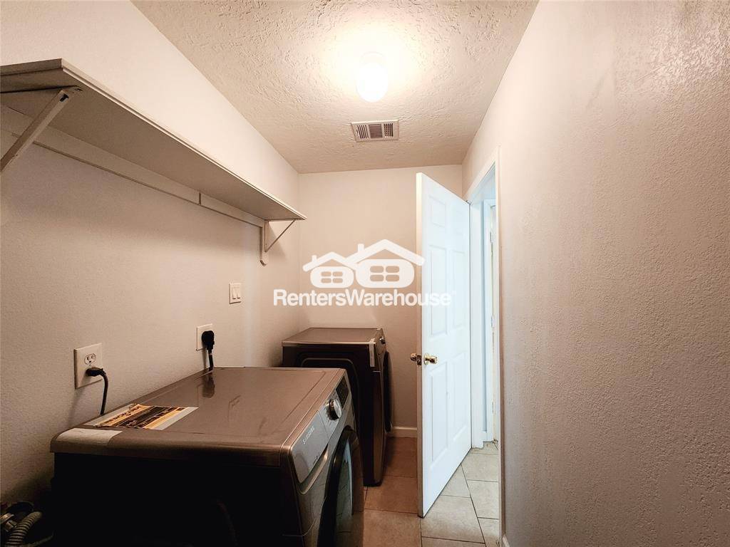 Building Photo - 810 Thistle St