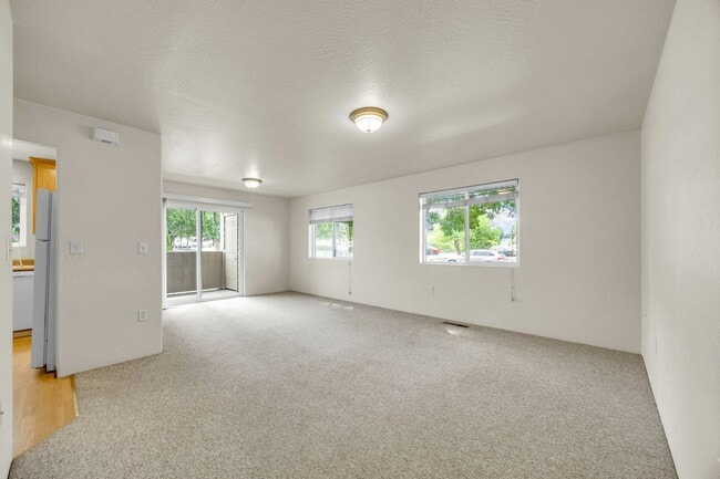 Building Photo - Comfortable 2-Bedroom Apartment in Desirable East Medford
