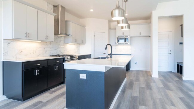 Building Photo - Modern/Newer Home in East Edmond + 4 bed +...