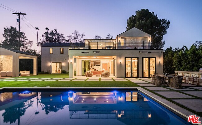 Building Photo - 5064 Encino Ave