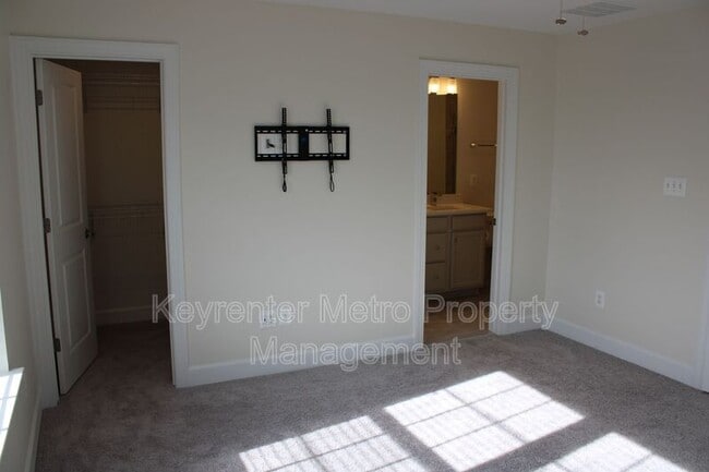Building Photo - 2736 Pinebrook Rd