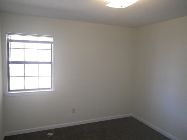 Building Photo - 1610 Green Briar Pkwy