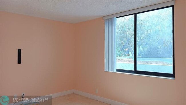Building Photo - 901 Hillcrest Dr