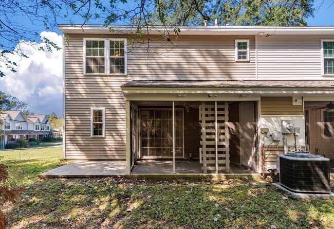 Building Photo - Bright, Spacious, and Ideally Located in t...