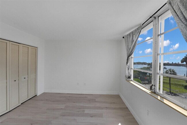 Building Photo - 301 Croton Ave