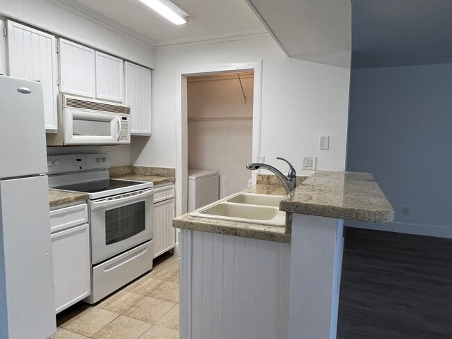 Building Photo - Beautiful Apartment in Gated Community FUL...