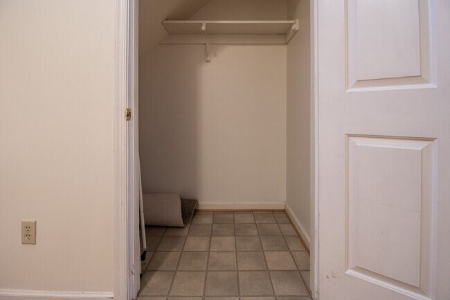 Building Photo - 3 Bedrooms, 2.5 Bathrooms Townhouse Rental