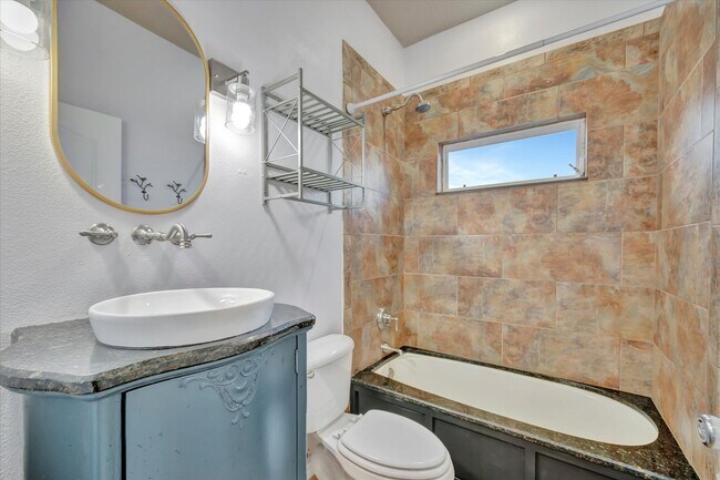 Building Photo - Beautiful 4 bed/ 2.5 bath Rental ~ Sarasota