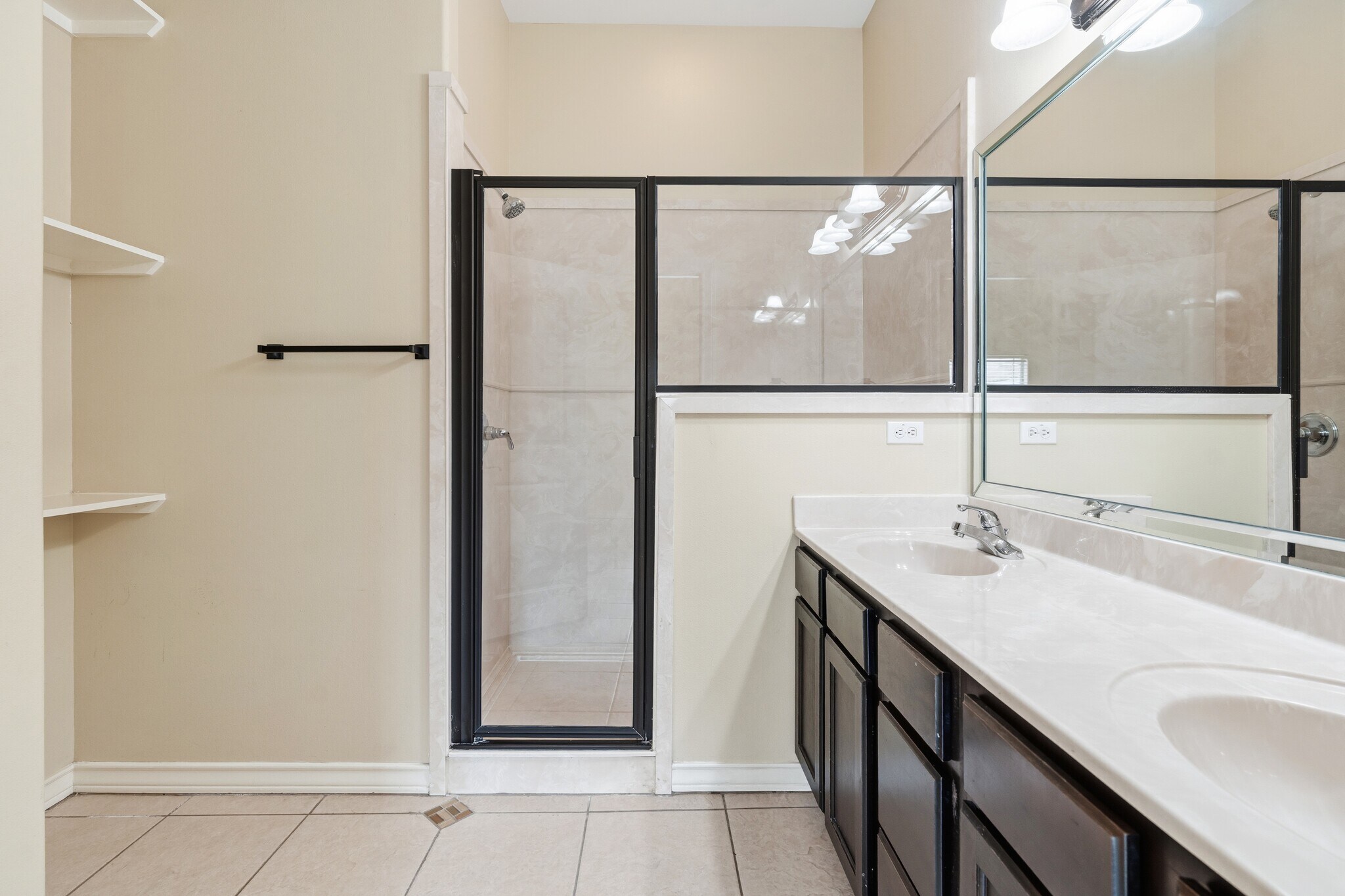 Building Photo - 722 Wellington Ave