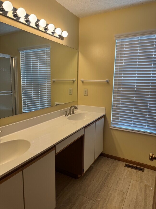 Building Photo - 3608 Newell Dr