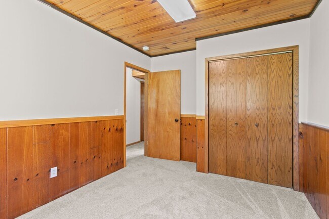 Building Photo - Rent in Andover 4 bd 3 ba 5 garage stalls, 1 AC avail NOW: $2,895/mo plus utilities.